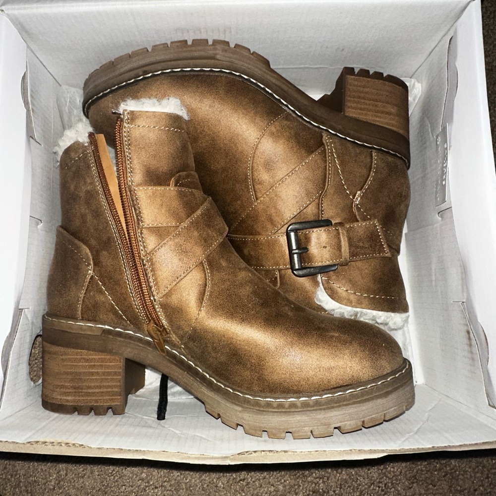 Women’s boots size 7